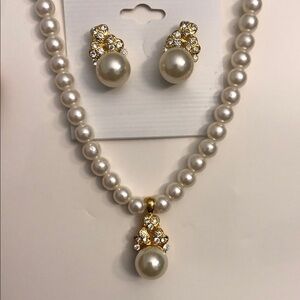 Elegant Pearl Necklace with Gold and Crystal Accents